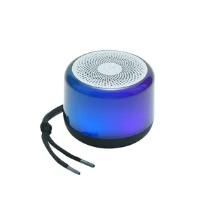 Altoparlante Bluetooth wireless portatile con scocca sfumata colorata e bassi forti.