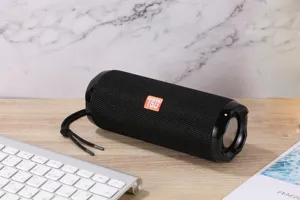 Tragbarer kabelloser Bluetooth-Lautsprecher im schwarzen Stoffnetz-Design mit Trageschlaufe.