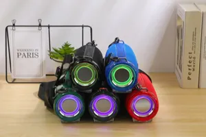 Tragbarer kabelloser Bluetooth-Lautsprecher mit bunten LED-Lichtern und Gurt für den Outdoor-Einsatz.