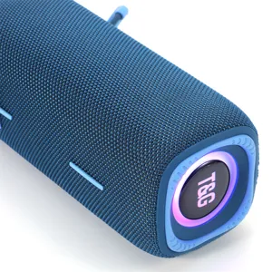 Detailaufnahme des blauen tragbaren kabellosen Bluetooth-Lautsprechers mit RGB-Beleuchtung.