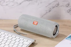 Detailansicht des tragbaren kabellosen Bluetooth-Lautsprechers mit Stoffnetz und Tragegurt.