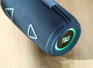 Tragbarer Outdoor Bluetooth Lautsprecher Detailansicht, zylindrisches Design mit RGB Licht.