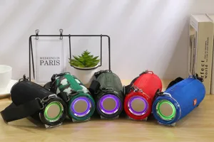 Tragbarer Outdoor Bluetooth Lautsprecher kabelloser Subwoofer mit bunten LED Lichtern.