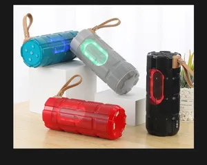 Altoparlante Bluetooth impermeabile da esterno portatile con luci LED e cinturino.