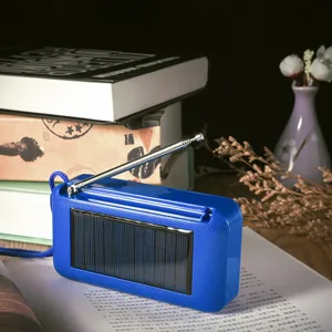 Tragbares blaues Solar-Radio und Bluetooth-Lautsprecher Detailansicht mit Solarpanel.