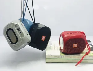 Tragbarer kabelloser Bluetooth-Lautsprecher im bunten Würfel-Design mit kraftvollem Bass.