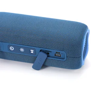 Tragbarer kabelloser Bluetooth Lautsprecher Bedienfeld und Anschluss Detailansicht Stoff Material.