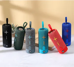 Altoparlante Bluetooth wireless portatile con cinturino, cassa audio per esterni colorata.