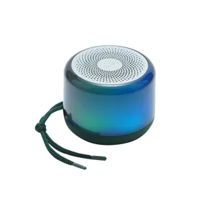 Primo piano dettagliato di un altoparlante Bluetooth portatile wireless con scocca sfumata e cordino.