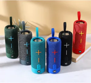 Altoparlante Bluetooth wireless portatile con rete in tessuto, design da esterno, ottimo audio.