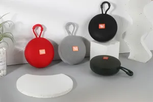 Altoparlante Bluetooth wireless portatile da esterno con tessuto e cinturino.