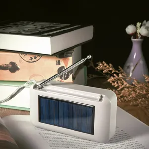 Tragbarer Solar-Radio-Bluetooth-Lautsprecher mit Antenne und Trageband für den Innen.