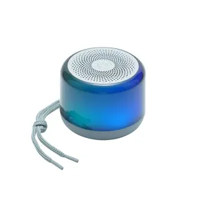 Vista di dettaglio dell'altoparlante bluetooth portatile wireless con finitura sfumata e laccetto.