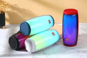 Détail d'enceinte Bluetooth sans fil avec éclairage LED coloré et design cylindrique portable.