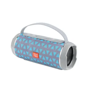 Tragbarer kabelloser Bluetooth-Lautsprecher Detailansicht mit grauem Griff und blauem Netz.
