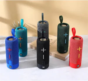 Altoparlante Bluetooth senza fili portatile con funzione TWS e design in tessuto per uso esterno.