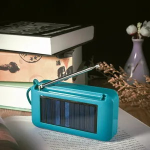 Tragbarer Solar Bluetooth Lautsprecher mit FM Radio und Teleskopantenne für den Außenbereich.