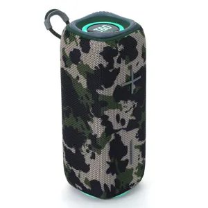 Tragbarer Bluetooth Lautsprecher mit Camouflage Muster, RGB Lichtern und kabellosem Design.
