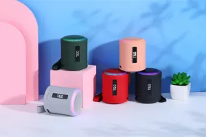 Nahaufnahme des tragbaren Mini-Bluetooth-Lautsprechers mit bunten Farboptionen und Licht.