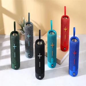 Vista dettagliata di altoparlante bluetooth portatile esterno con colori vivaci e design pratico.