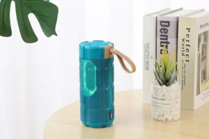 Altoparlante Bluetooth impermeabile per esterni con luci LED colorate e bassi potenti e profondi.