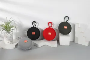 Dettaglio di altoparlante bluetooth portatile senza fili con design rotondo compatto.