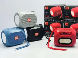 Nahaufnahme des tragbaren Bluetooth-Lautsprechers, Mesh-Design und Tasten im Detail.