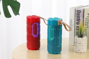 Altoparlante Bluetooth cilindrico da esterno portatile con luci LED colorate e comodo cinturino.