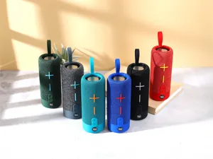 Altoparlante Bluetooth senza fili portatile con tessuto, funzione TWS e design da esterno.