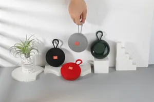 Vista dettagliata di altoparlante Bluetooth portatile senza fili con cinturino per esterno.