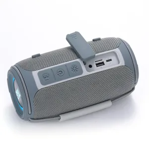 Tragbarer Outdoor Zylinder Bluetooth Lautsprecher in Grau mit Silikon Tasten und Anschlüssen.