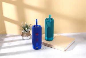 Altoparlante bluetooth portatile senza fili con maniglia, design in tessuto a rete cilindrico.