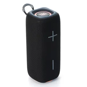 Nahaufnahme des tragbaren kabellosen Bluetooth-Lautsprechers mit Stoffnetz und Silikonknöpfen.