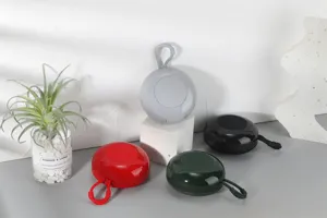 Vista dettagliata di mini altoparlanti Bluetooth portatili wireless con pratico laccetto.