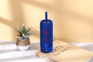 Altoparlante Bluetooth wireless portatile con rete in tessuto e pulsanti rossi esterni.
