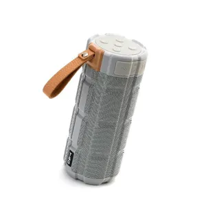Dettaglio dell'altoparlante Bluetooth portatile con tessuto in rete grigia e cinturino in pelle.