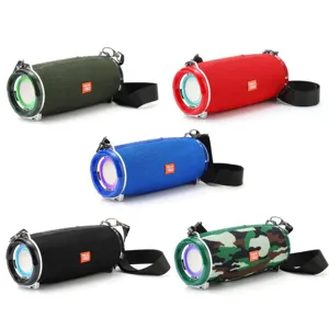 Tragbarer Outdoor Bluetooth Lautsprecher mit tiefem Bass, Tragegurt und modernem Design.