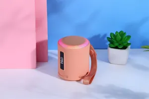 Tragbarer kabelloser Bluetooth-Lautsprecher Detailansicht, kompaktes Design mit bunten Lichtern.