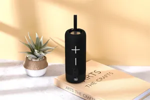Altoparlante Bluetooth wireless portatile con design in tessuto e comodo cinturino da trasporto.