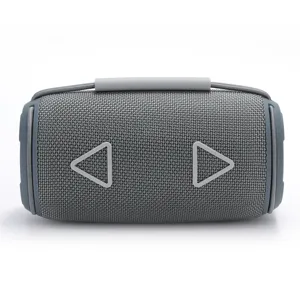 Nahaufnahme des grauen tragbaren Bluetooth Lautsprechers Stoffgeflecht Detailansicht.