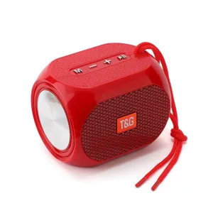 Tragbarer kabelloser Bluetooth Lautsprecher mit starkem Bass und wasserdichtem roten Design.