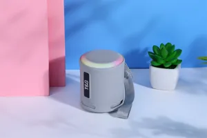 Tragbarer kabelloser Bluetooth-Lautsprecher Detailansicht mit RGB-Licht und Tragegurt.