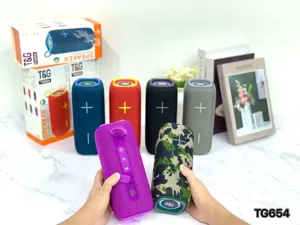 Tragbarer TG654 Bluetooth Lautsprecher mit RGB Licht, starkem Bass und wasserdichtem Gehäuse.