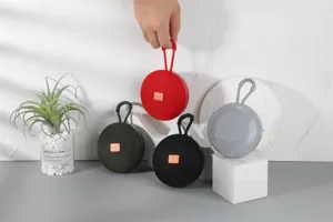 Scatto di dettaglio di altoparlanti Bluetooth wireless rotondi portatili in vari colori.