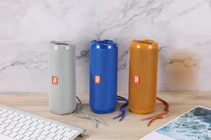 Tragbarer kabelloser Bluetooth-Lautsprecher mit Stoffdesign, TWS-Sound und Trageschlaufe.