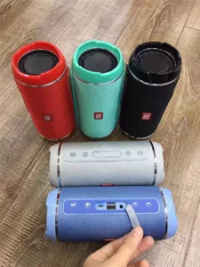 Altoparlante Bluetooth portatile impermeabile da esterno con connessione wireless e bassi forti.