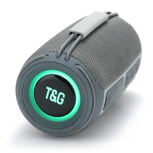 Detailansicht des tragbaren Bluetooth-Lautsprechers mit grauem Stoffgewebe und RGB-Licht.