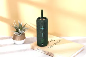 Primo piano dettagliato dell'altoparlante Bluetooth portatile wireless da esterno in tessuto.