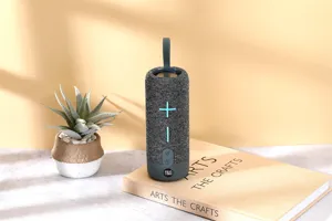 Altoparlante bluetooth senza fili portatile da esterno con slot per schede e suono stereo.