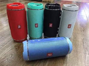 Altoparlante Bluetooth wireless impermeabile per esterni portatile con bassi profondi e colori.
